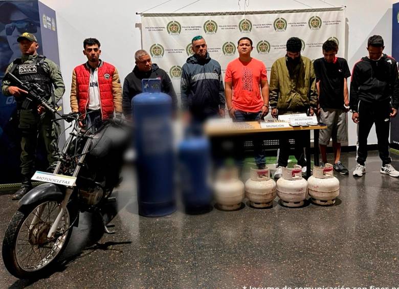 Los capturados deberán responder por los delitos de concierto para delinquir, desplazamiento forzado, extorsión, entre otros. FOTO: CORTESÍA FISCALÍA