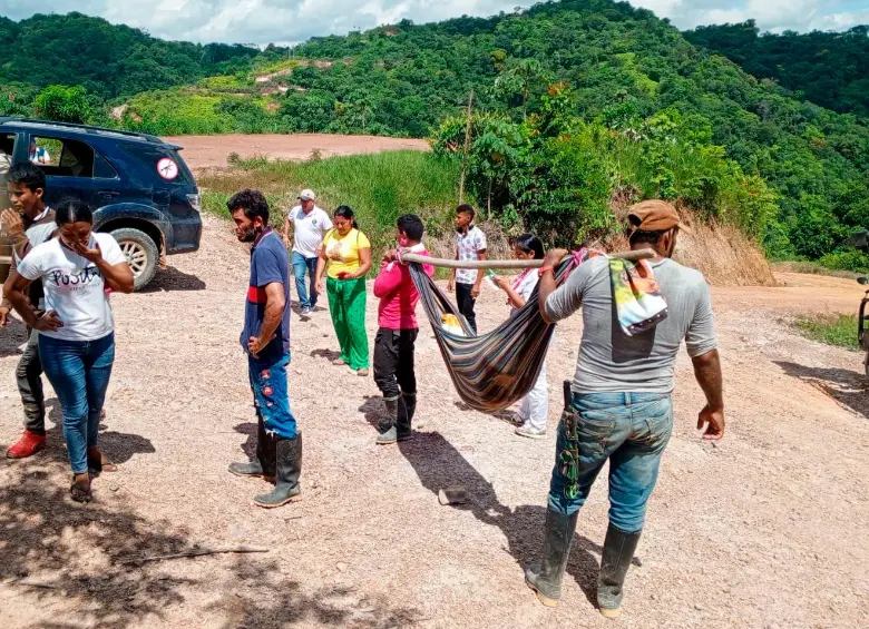 Al sitio llegaron varios campesinos para trasladar a las víctimas a centro médicos. No fue posible salvar al niño de 12 años. FOTO: Cortesía