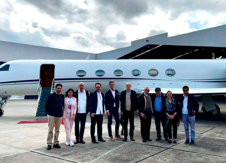 El canciller Álvaro Leyva compartió una foto de la delegación del Gobierno que viajó a explorar acercamientos con el ELN. FOTO: TOMADA DE TWITTER @AlvaroLeyva