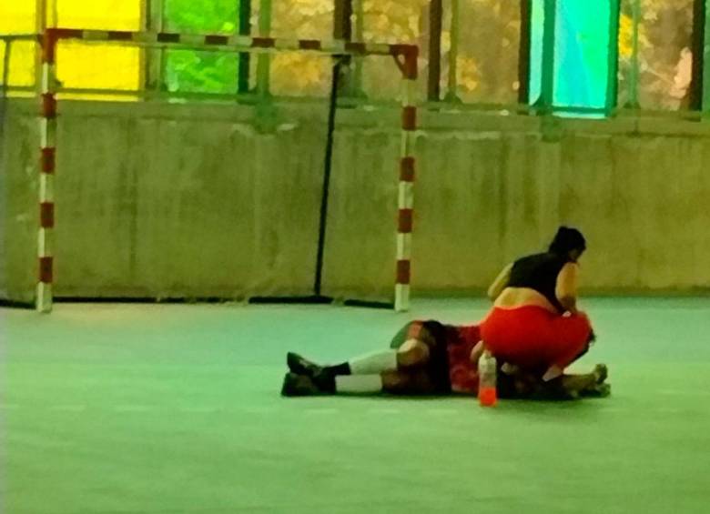 Este es el momento en el que el deportista David Rivera queda tendido en el piso, con una lesión delicada y espera la atención médica. FOTO TOMADA TWITTER
