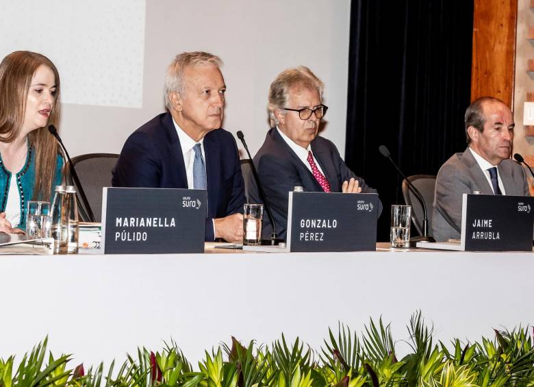 Sin los integrantes de junta directiva del Grupo Sura que representan a la familia Gilinski se celebró ayer la asamblea extraordinaria de accionistas, en el Teatro Suramericana de Medellín. FOTO Jaime Pérez