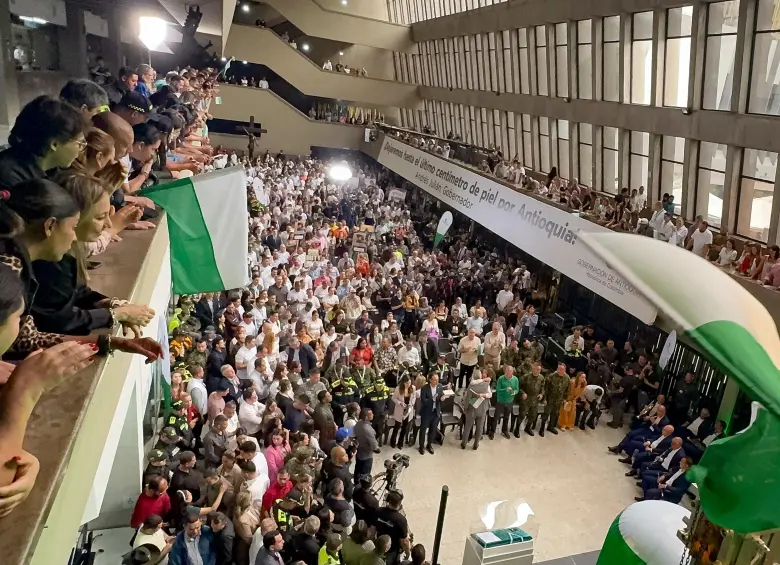Los balcones de la Gobernación de Antioquia se atestaron de funcionarios que se unieron al homenaje con banderas del departamento. FOTO: Cortesía.