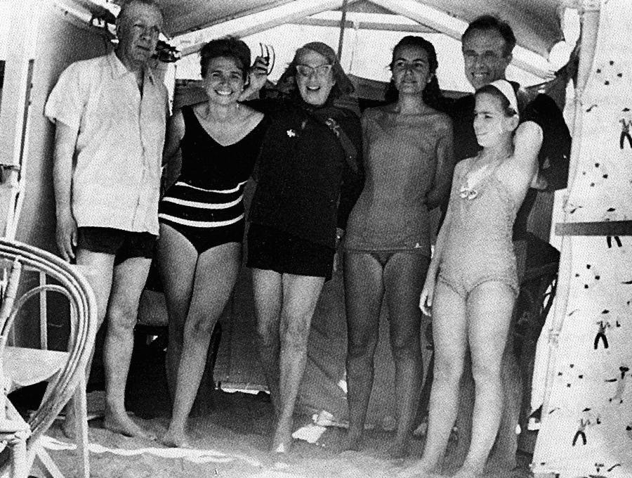 Jorge Luis Borges, M.E. Vázquez, S. Ocampo, C. Boldarin, Adolfo Bioy y Marta Bioy, el 21 de febrero de 1964, mientras disfrutaban de un rato de descanso en la playa. FOTO: Cortesía archivo particular 