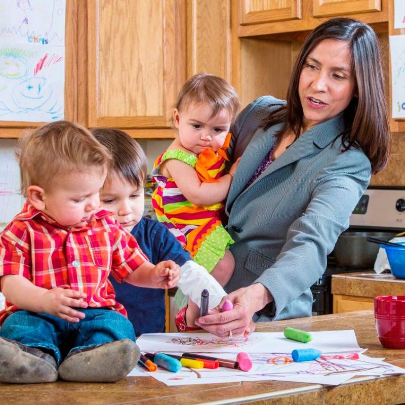 La informalidad laboral en mujeres aumenta significativamente con el número de hijos, alcanzando su punto más alto en madres con más de tres. FOTO: GETTY