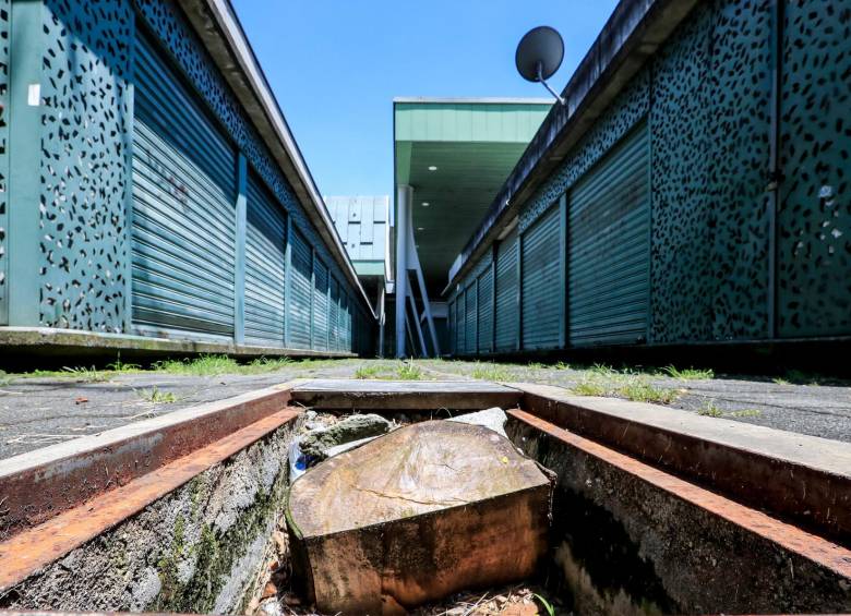 En el sector de la 70, se robaron y dañaron el sistema que abastecía de agua a los locales. No tienen el servicio. FOTO jaime pérez 