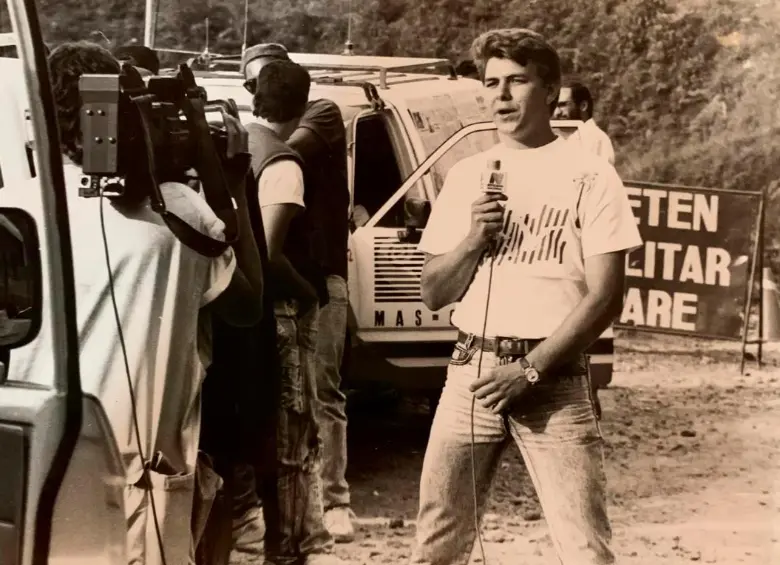 El periodista Diego Sánchez en los años 90, haciendo un reportaje en la entrada de la cárcel La Catedral, de Envigado. FOTO: CORTESÍA.