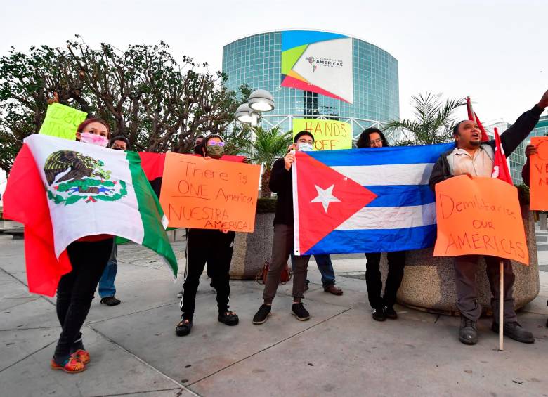 Colombia es uno de los pasos principales de migrantes. En Los Ángeles, localidad donde se realizará la Cumbre de las Américas, ciudadanos de México y Cuba protestaron por la exclusión de países que enfrentan las olas migratorias y reclamaron a EE. UU. por la decisión. FOTOS GETtY