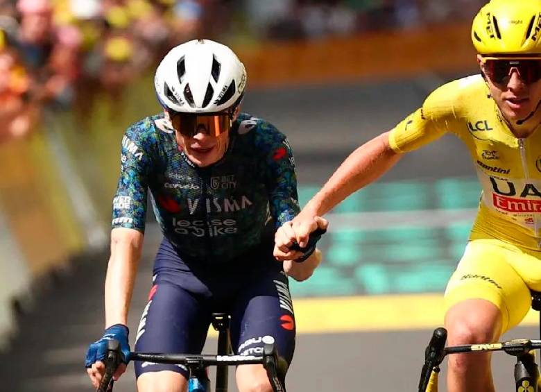 Jonas Vingegaard y Tadej Pogacar (derecha), los dos mejores ciclistas del momento en el ciclismo mundial. FOTO AFP