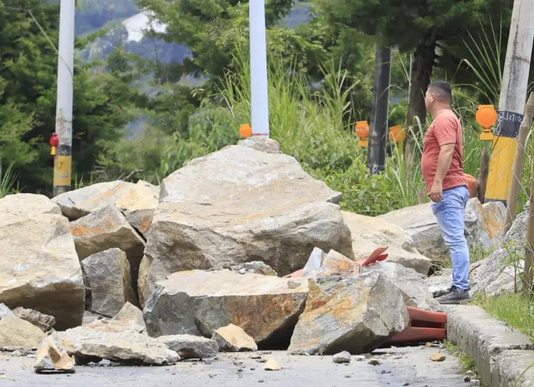 El deslizamiento en el sector Mirador de Santa Elena mantiene cerrada la vía en ambos sentidos, mientras avanzan las labores para remover el material y restablecer el paso. FOTO: Camilo Suárez