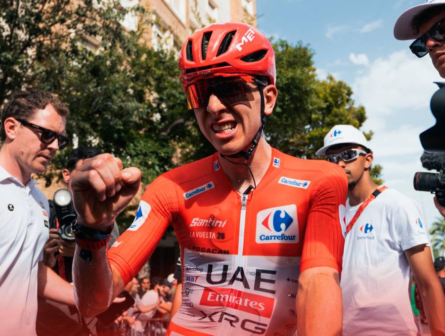 Tadej Pogacar se vio obligado a abandonar la Vuelta tras verse involucrado en una masiva caída. FOTO @VUELTAAESPAÑA