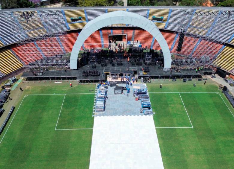 Este lunes 27 de noviembre comenzó el recubrimiento de la cancha del estadio Atanasio Girardot. Lo más complejo fue la instalación del arco de más de 15 metros que va en el escenario central. FOTO Manuel Saldarriaga.