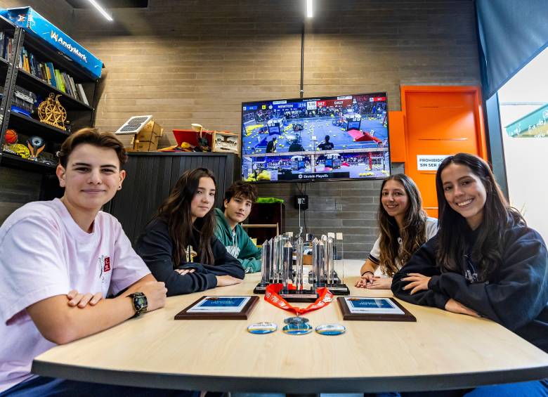 Los Lagartos Azules Relámpago con su premio al Espíritu de Equipo en el mundial de robótica juvenil en Houston. FOTO cortesía