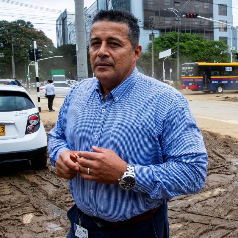 Gustavo Adolfo Sierra trabaja en un concesionario de carros en la Avenida Las Vegas, que quedó inundada por las fuertes lluvias de este miércoles en Medellín. FOTO: JULIO HERRERA