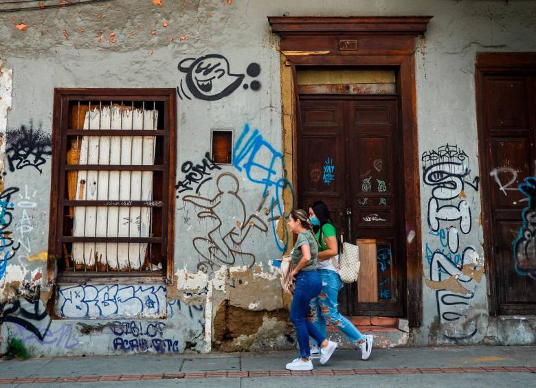 Durante los últimos años, la fachada de la casa terminó invadida de grafitis y se está descascarando. Las puertas y ventanas tienen su madera ajada y cada vez están más deterioradas. FOTOS Camilo Suárez