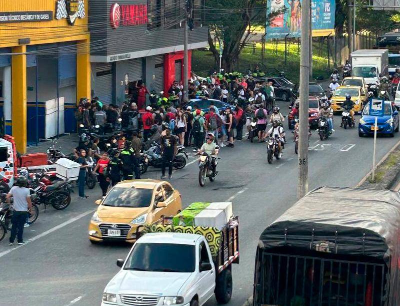 Al escuchar el abaleo, en el sector donde queda el concesionario se aglomeraron gran cantidad de curiosos. FOTO CORTESÍA