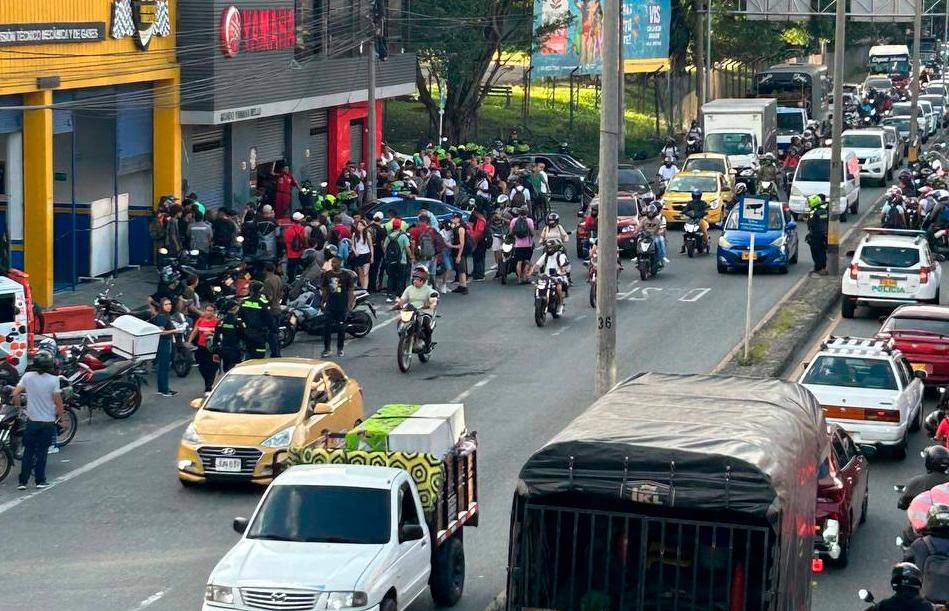 Al escuchar el abaleo, en el sector donde queda el concesionario se aglomeraron gran cantidad de curiosos. FOTO CORTESÍA