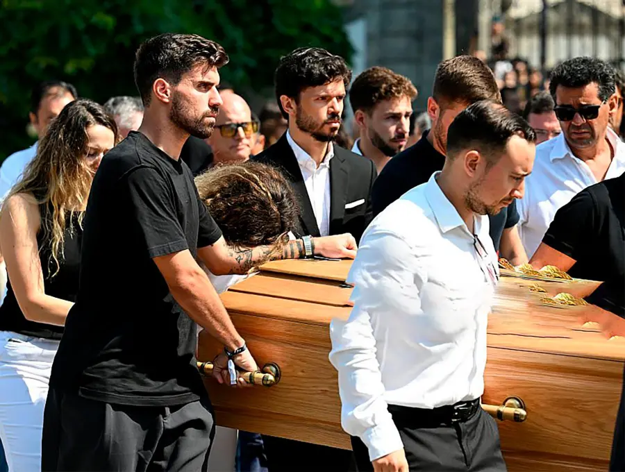 Las honras fúnebres de Diogo Jota y su hermano, André Silva, se realizaron en la catedral de Gondomar, localidad donde crecieron. Hubo un acompañamiento masivo de los habitantes del lugar y de figuras del fútbol a sus familiares. <span class="mln_uppercase_mln">FOTO</span> <b><span class="mln_uppercase_mln">getty</span></b>