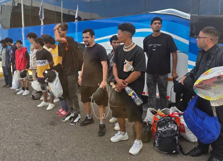 Algunos de los venezolanos expulsados tras la acción migratoria. A la derecha, José Emmanuel Torres, conocido como “El ‘Padre’ de La Paralela”. FOTO: Cortesía.