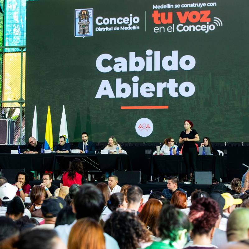 Unas 300 personas asistieron al coliseo de balonmano de la Unidad Deportiva Atanasio Girardot para participar en el cabildo abierto del Plan de Ordenamiento Territorial (POT). FOTO JULIO CÉSAR HERRERA 