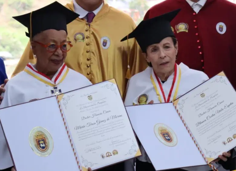 Las dos maestras homenajeadas en la universidad nortesantandereana. FOTO: Imagen tomada de redes