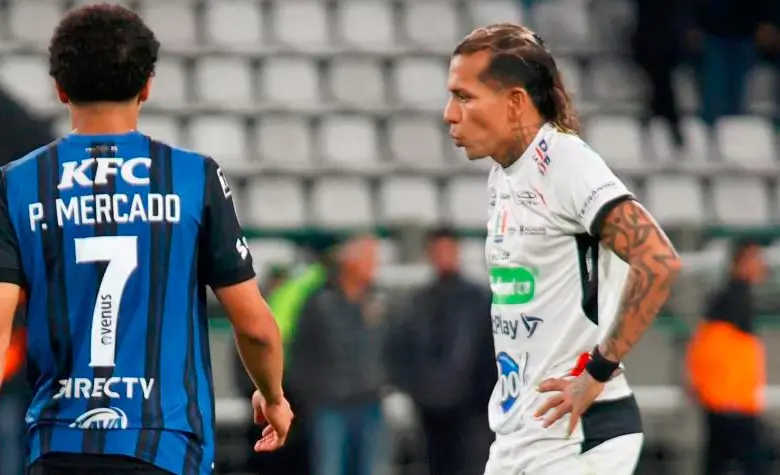 En la imagen aparece Dayro Moreno con la frustración que causó la eliminación del Once Caldas. FOTO AFP
