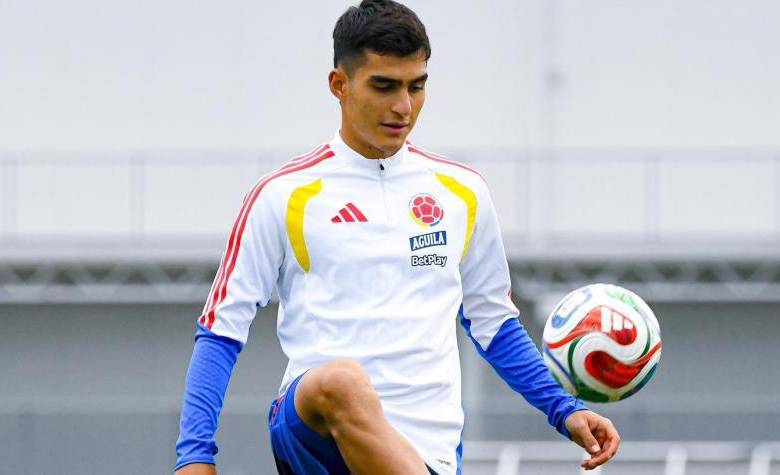 Juan Manuel Rengifo, volante de Atlético Nacional de 21 años, fue incluido por Néstor Lorenzo en el proceso de renovación de la Selección Colombia tras consolidarse como una de las figuras jóvenes del fútbol colombiano. Foto: Federación Colombiana de Fútbol