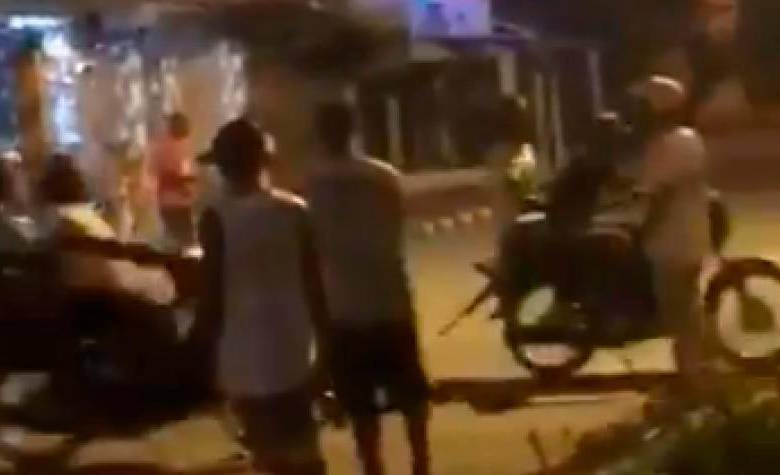 Los hombres fueron captados en video. Foto: Captura del video. 