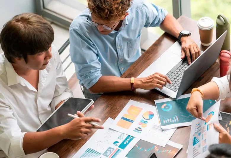 Profesionales en marketing digital encuentran nuevas oportunidades laborales gracias al auge del comercio electrónico y los medios digitales. FOTO: GETTY