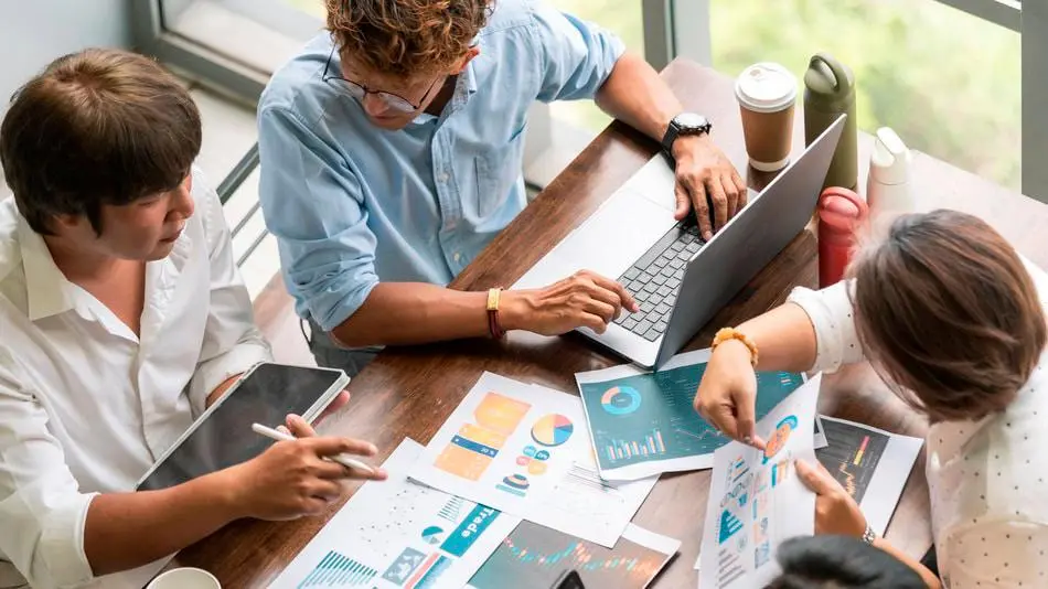 Profesionales en marketing digital encuentran nuevas oportunidades laborales gracias al auge del comercio electrónico y los medios digitales. FOTO: GETTY