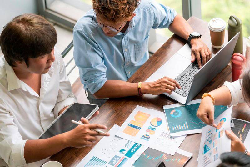 Profesionales en marketing digital encuentran nuevas oportunidades laborales gracias al auge del comercio electrónico y los medios digitales. FOTO: GETTY