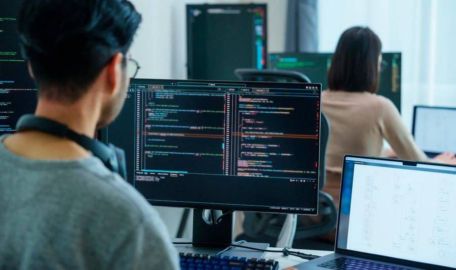 Los modelos de IA que sustentan herramientas como los chatbots son conocidos como “agentes” cuando actúan de forma autónoma para realizar tareas en el mundo real. FOTO