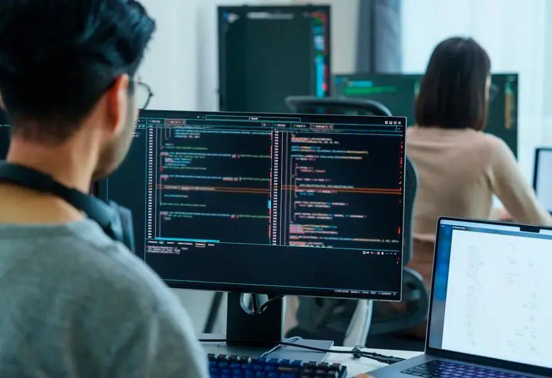 Los modelos de IA que sustentan herramientas como los chatbots son conocidos como “agentes” cuando actúan de forma autónoma para realizar tareas en el mundo real. FOTO