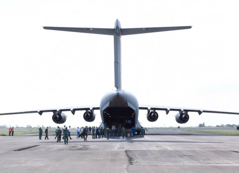 Los restos fueron hallados en un tren de aterrizaje de un avión C-17 cuando llegó a la base aérea de Al Udeid, en Catar. FOTO EFE