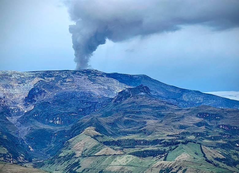 La columna de gases y ceniza que expulsó el volcán el pasado miércoles 12 de abril alcanzó una altura cercana a los 1.800 metros. FOTO: TOMADA DE TWITTER @FuerzaAereaCol