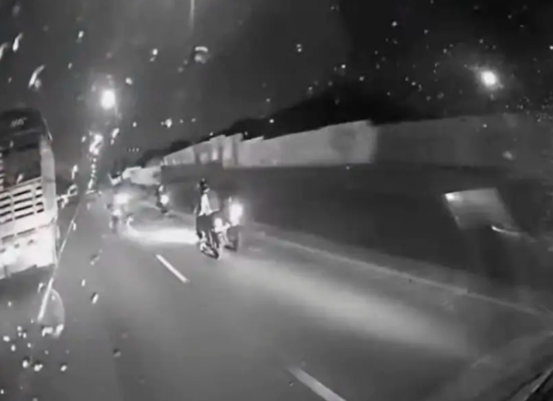 El fatal accidente se conoció gracias a la grabación de un camión que circulaba por la misma vía en la noche del 28 de junio. FOTO: Captura de video