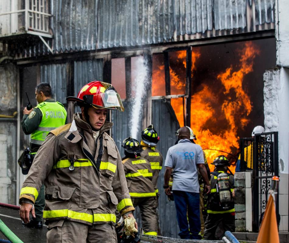 El capitán de bomberos de Envigado, Luis Bernardo Morales, corroboró que no hay pérdidas humanas. Sin embargo, precisó que un operario de la compañía sufrió quemaduras leves en una de sus extremidades inferiores. Foto: Julio César Herrera