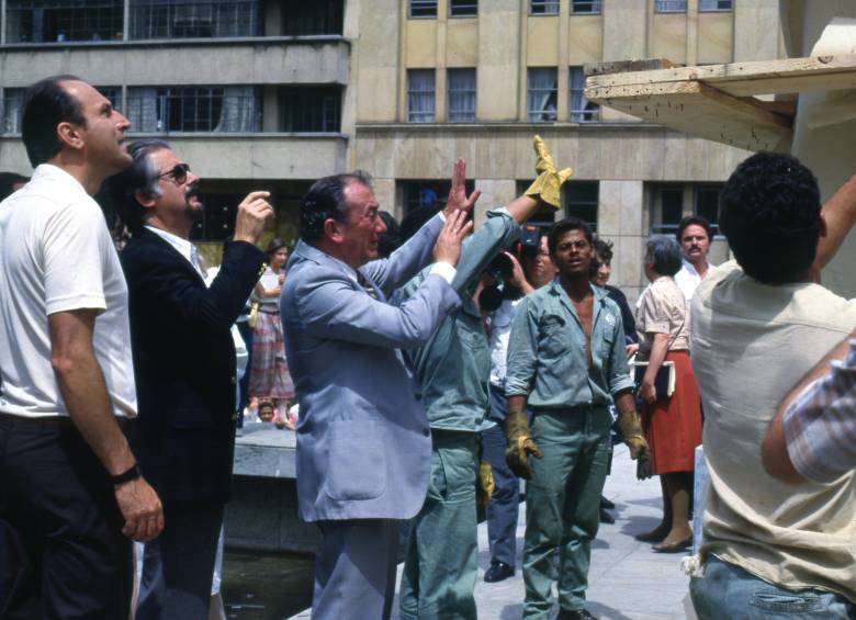 El maestro Botero junto al un empresario, ingeniero y político Gilberto Echeverri Mejía supervisando el desmonte de La Gorda. Foto: Hernando Vásquez "Hervasquez". (Archivo El Colombiano, escaneada) Fototeca