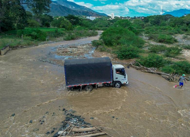Camioneros prefieren cruzar el río Tonusco a dar una vuelta de 500 kilómetros