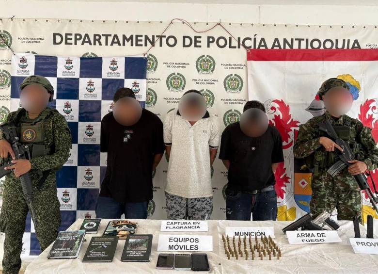 Los tres capturados junto al meterial y las armas incautadas. FOTO: Cortesía