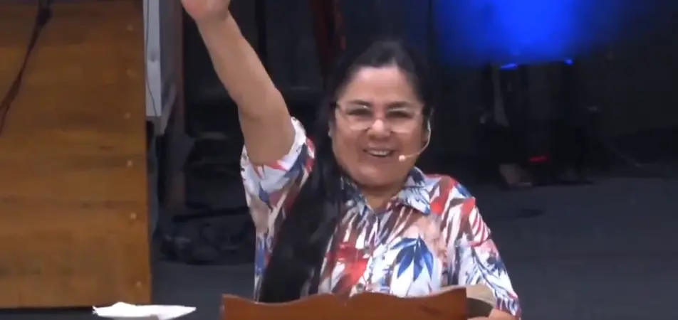 La pastora sorprendió con su reacción ante un temblor que sacudió la ciudad de Lima, Perú. Imagen tomada del video. 