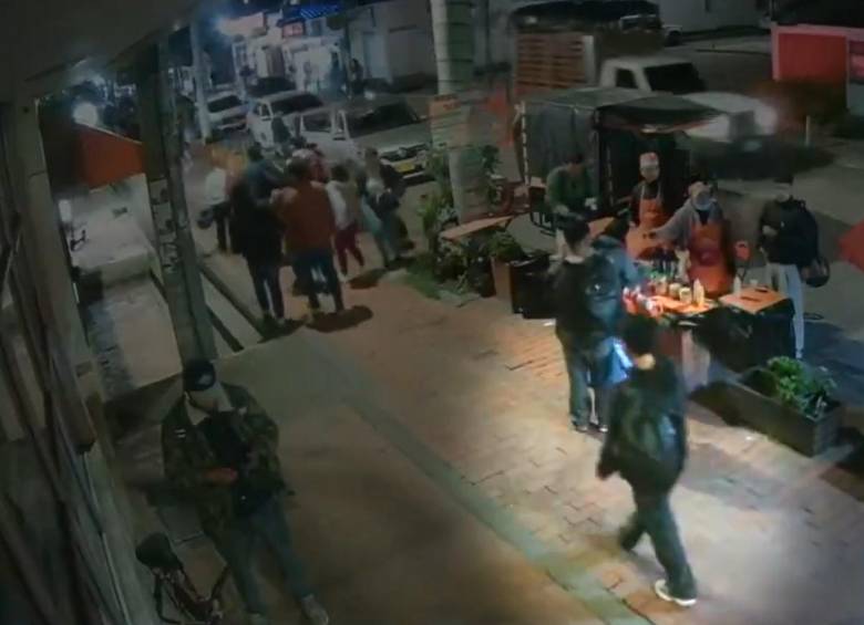 Fredy Santiago Guzmán Cárdenas antes del hurto en Transmilenio. FOTO: Captura de video - <i>Noticias Caracol</i>