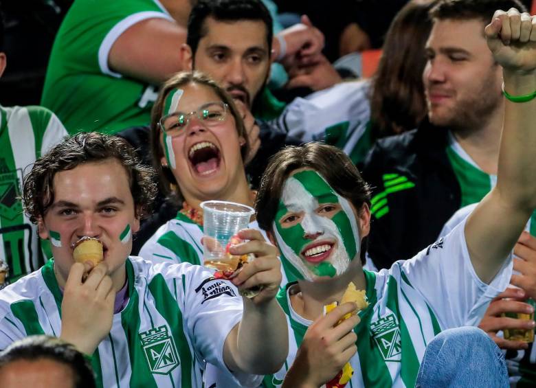 Este miércoles el Atanasio se vestirá de verde para vibrar con la fiesta de la final entre Nacional y Tolima. Los hinchas esperan celebrar como lo hicieron ocho días atrás ante Atlético Junior. FOTO JAIME PÉREZ