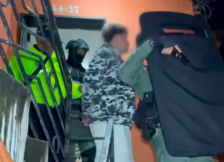 Alias Mateo fue capturado durante un allanamiento en la comuna 13. Contra él pesaba una orden de captura. FOTO: CORTESÍA POLICÍA 