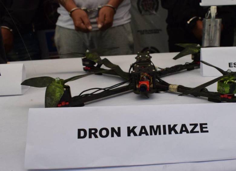 Hace cuatro semanas el Gaula Militar capturó a tres integrantes de las milicias urbanas que operan en Popayán, entre ellos alias Maicol, señalado por las autoridades como el presunto responsable de los atentados con drones contra el Cantón Militar José Hilario López, el 25 de abril y el 17 de julio de 2026. Foto: Ejército