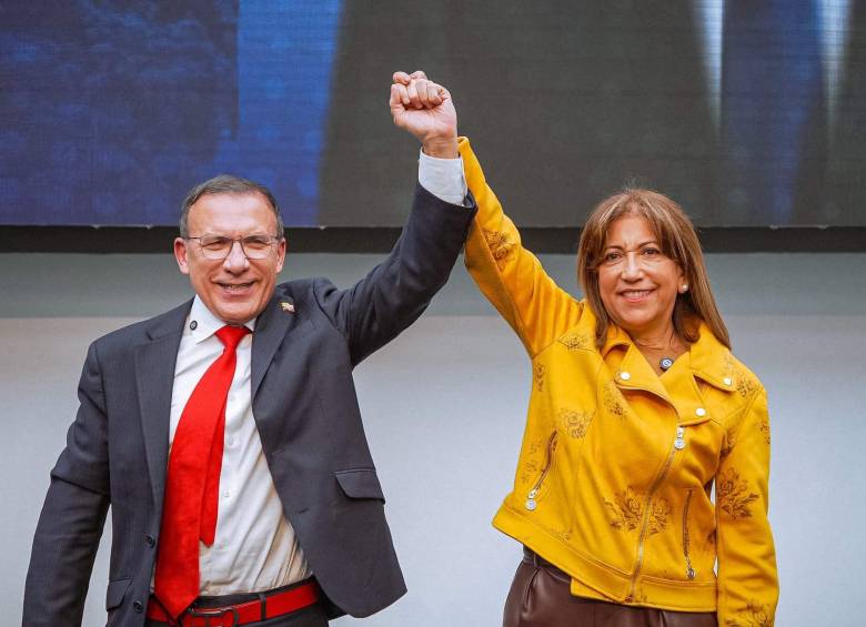 Roy Barreras posa junto a Martha Lucía Zamora. Se le ve con una sonrisa, pese a los resultados del 8 de marzo. Foto: Redes sociales.
