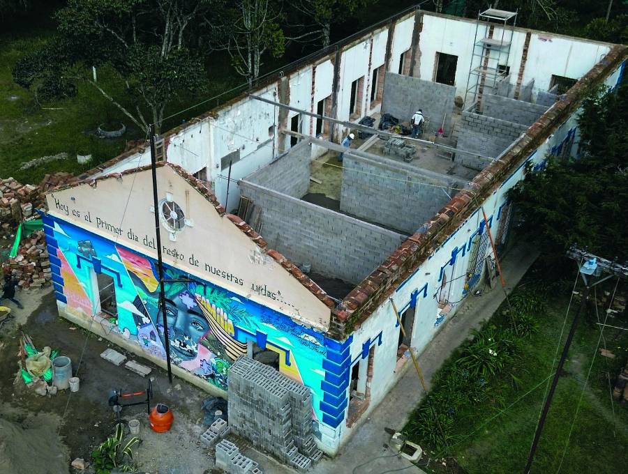 Así se ve desde arriba la reconocida e histórica Casa Inalámbrica de Envigado, también distinguida como el antiguo Club Telecom, o la Casa de la Comunidad Terapéutica. FOTO Manuel Saldarriaga.