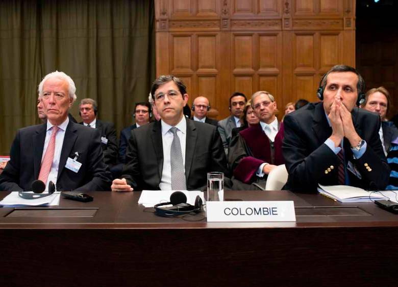 (Derecha y centro) El Agente Carlos Gustavo Arrieta, el coagente Manuel José Cepeda, del equipo jurídico de Colombia en el litigio de Nicaragua. FOTO: COLPRENSA
