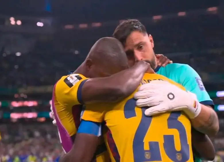 Hernán Galíndez y Enner Valencia consuelan a Moisés Caicedo. FOTO: Captura