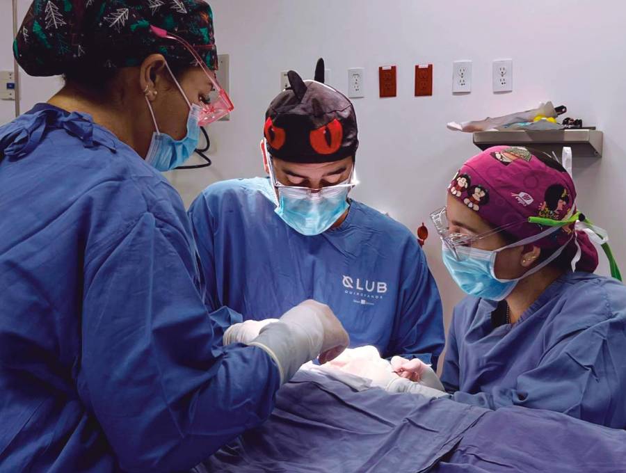 Los cirujanos Simón Aristizábal y Mónica Restrepo, en medio de una de sus intervenciones quirúrgicas. <b><span class="mln_uppercase_mln"> </span></b>FOTO<b><span class="mln_uppercase_mln"> cortesía</span></b>