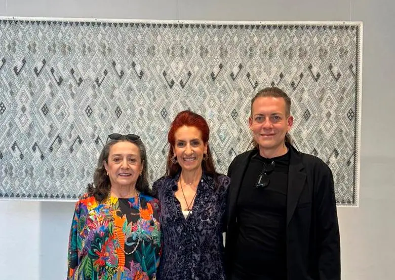 De izquierda a derecha: Patricia Gómez, fundadora de La Balsa; Claudia Hakim, artista, y Eugenio Viola, curador. FOTO: Cortesía